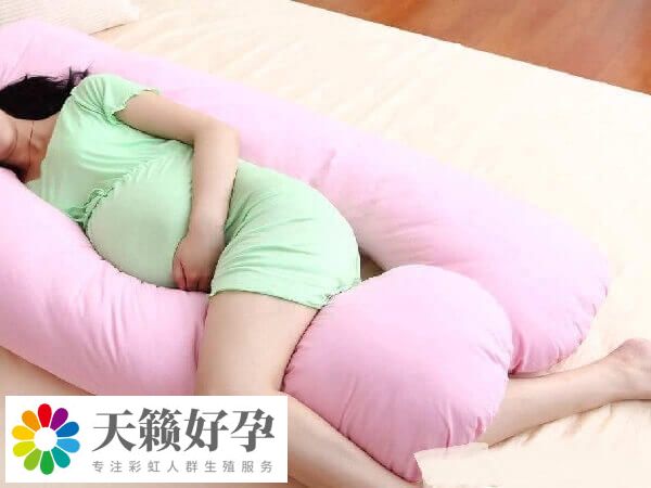 孕婦睡覺最好采取左側(cè)臥位